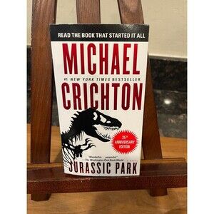 Paperback Jurassic Park: A Novel by Crichton, Michael